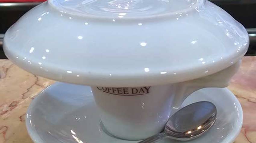 tazzina di caffè con piattino sopra