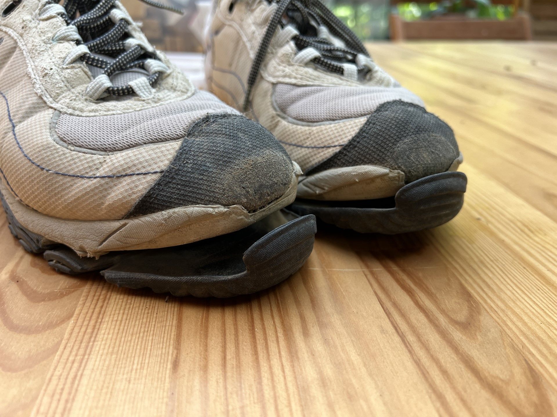 IL CANCRO DELLE SNEAKERS-sneakers con suole scollate